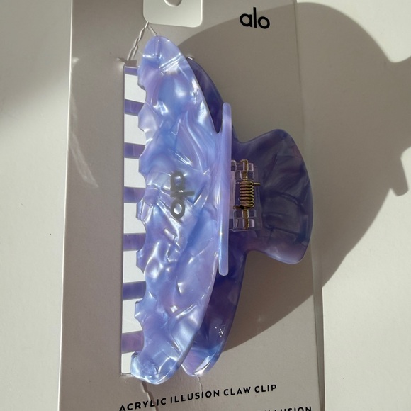 Accessories - Alo Acrylic Illusion Claw Clip in Purple